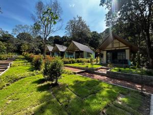 una fila di cottage in un giardino di Heaven Beach Resort & Art a Ko Phayam Altre 40 foto