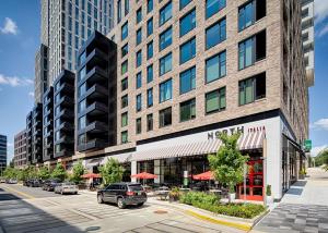 een gebouw op een straat met auto's geparkeerd op een parkeerplaats bij The Stay 2 - Tysons Corner in McLean