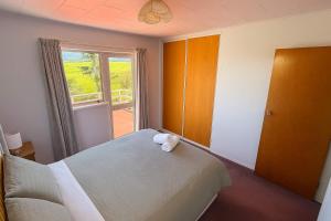 Postel nebo postele na pokoji v ubytování Seaview Escape in Patons Rock