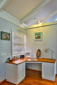 a home office with a desk in a room at Tropical cocoon with 2 bedrooms in Papeete +5 photos
