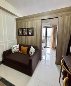 SampongFame Residences 26th Floor Tower 4的一间客厅,客厅内配有棕色沙发