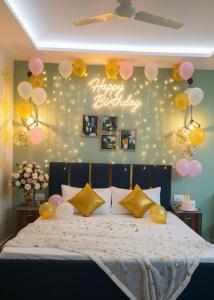 Ένα ή περισσότερα κρεβάτια σε δωμάτιο στο The Moksha Residency By MOM'S