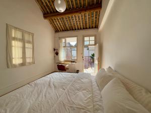 巍山717 house的一间卧室,配有一张大床和一扇窗户。