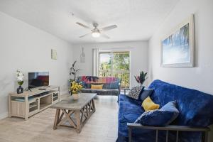 TV a/nebo společenská místnost v ubytování Modern Pool Latte Bar Walk to Beach