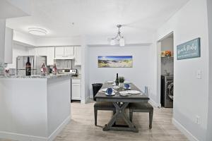 Kuchyň nebo kuchyňský kout v ubytování Modern Pool Latte Bar Walk to Beach