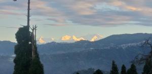 Una imagen general de la montaña o una montaña tomada desde la habitación en casa particular
