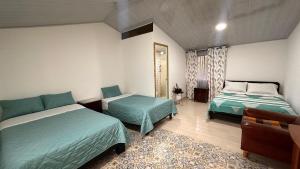 una habitación de hotel con dos camas y un sofá en Padua Finca Hotel, en Chachagüí 39 fotos más