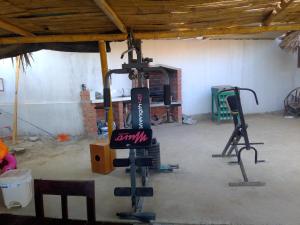 ein Fitnessstudio mit zwei Heimtrainern in einem Raum in der Unterkunft Villa Naylamp Loft 3 playa pocitas in Puerto Máncora