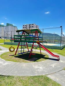 サンタ・マリアにあるApartment 603 Conforto e modernidade em cada detalheの公園内の滑り台のある遊び場