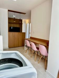 サンタ・マリアにあるApartment 603 Conforto e modernidade em cada detalheのキッチン、ダイニングルーム(テーブル、ピンクの椅子付) +17枚の写真