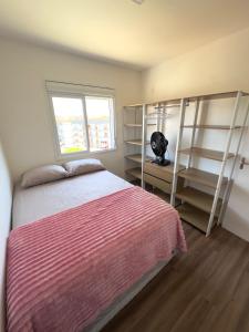 サンタ・マリアにあるApartment 603 Conforto e modernidade em cada detalheのベッドと窓と棚のある寝室