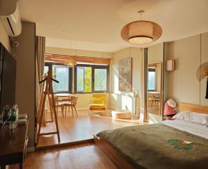 um quarto com uma cama, uma mesa e cadeiras em 寺外茶宿SiWai tea&house-Near Xi' an Bell Tower em Xian