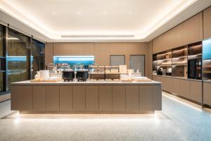 Kuchyň nebo kuchyňský kout v ubytování All Seasons Hotel Zhangjiajie National Forest Park Landmark Store