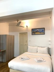 Ένα ή περισσότερα κρεβάτια σε δωμάτιο στο Pokhara Apartments Residence