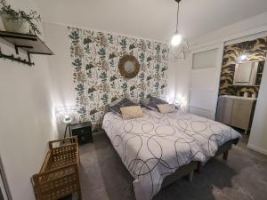 Ένα ή περισσότερα κρεβάτια σε δωμάτιο στο Charmant gîte PMR avec parking, 2 chambres, salles d'eau privatives - Accueil chaleureux - FR-1-611-103