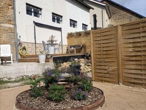 Κήπος έξω από το Charmant gîte PMR avec parking, 2 chambres, salles d'eau privatives - Accueil chaleureux - FR-1-611-103