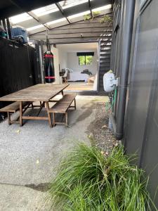 ein Picknicktisch an der Seite eines Anhängers in der Unterkunft Myrtle St Guesthouse in Auckland