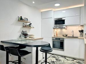 Kuchyň nebo kuchyňský kout v ubytování Appartement moderne 3 pièces, 5 couchages, Bormes-les-Mimosas - FR-1-251-880 + 6 fotografií