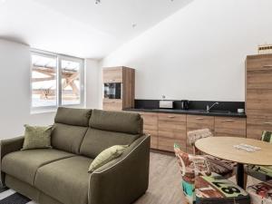 Le LandinにあるMobil Home 27m² avec Terrasse à Jumièges - API-1-52-834のソファとテーブルのあるリビングルーム