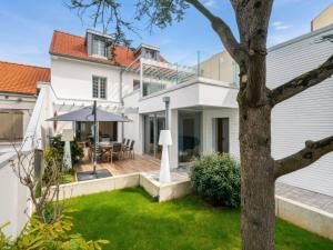 une vue extérieure d'une maison avec cour dans l'établissement Villa Centre ville du Touquet avec Climatisation et Wifi - FR-1-821-48, à Le Touquet-Paris-Plage