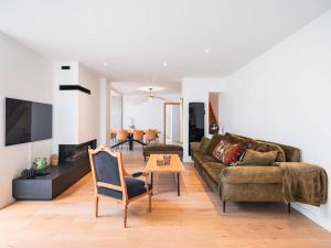 un salon avec un canapé et une table dans l'établissement Villa Centre ville du Touquet avec Climatisation et Wifi - FR-1-821-48, à Le Touquet-Paris-Plage