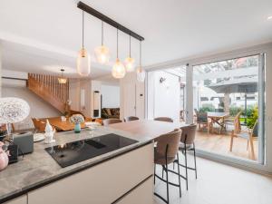 une cuisine et un salon avec une table et des chaises dans l'établissement Villa Centre ville du Touquet avec Climatisation et Wifi - FR-1-821-48, à Le Touquet-Paris-Plage