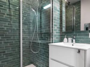 La salle de bains est pourvue de carrelage vert, d'une douche et d'un lavabo. dans l'établissement Villa Centre ville du Touquet avec Climatisation et Wifi - FR-1-821-48, à Le Touquet-Paris-Plage 18 autres photos