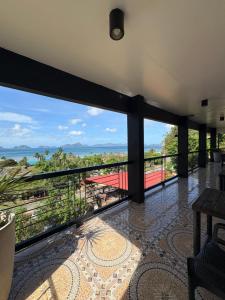 a balcony with a view of the ocean at Coluradel Hostel 