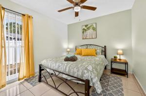 Ένα ή περισσότερα κρεβάτια σε δωμάτιο στο The Flamingo*4bed*pool*jacuzzi*foosball +38 φωτογραφίες