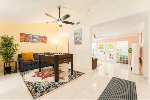 Χώρος καθιστικού στο The Flamingo*4bed*pool*jacuzzi*foosball