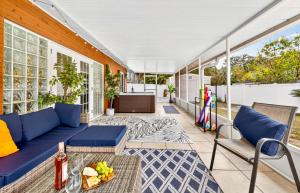 Χώρος καθιστικού στο The Flamingo*4bed*pool*jacuzzi*foosball