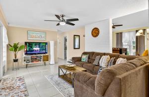 Μια τηλεόραση ή/και κέντρο ψυχαγωγίας στο The Flamingo*4bed*pool*jacuzzi*foosball