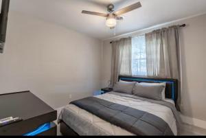 北迈尔斯堡4311 S Atlantic Cir North North Fort Myers的一间卧室，里面有一张床和一个吊扇 更多30张照片