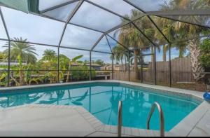 北迈尔斯堡4311 S Atlantic Cir North North Fort Myers的游泳池,上面有清晰的遮盖