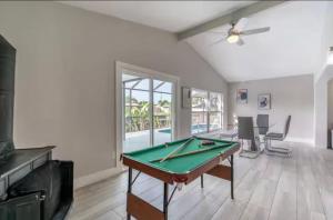 北迈尔斯堡4311 S Atlantic Cir North North Fort Myers的有一张台球桌的客厅