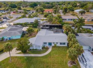 北迈尔斯堡4311 S Atlantic Cir North North Fort Myers的棕榈树环绕的建筑的鸟瞰图