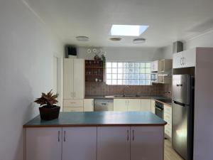 Η κουζίνα ή μικρή κουζίνα στο Warriewood Waves - Beachside Retreat for Two