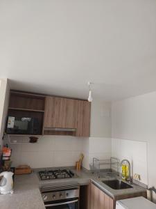 eine Küche mit Spüle und Herd oberen Backofen in der Unterkunft Departamento cerca de la Playa in La Serena + 6 Fotos