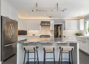 Kuchyň nebo kuchyňský kout v ubytování Oasis Villa in West Hollywood with Heated Pool & SPA