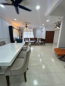 Posezení v ubytování Rumah Eve Taman Banting Baru