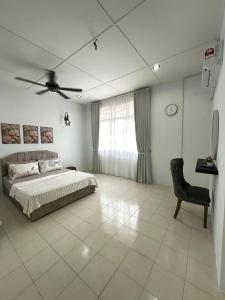 Postel nebo postele na pokoji v ubytování Rumah Eve Taman Banting Baru + 29 fotografií