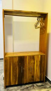 ein hölzerner Vitrinenschrank in einem Zimmer in der Unterkunft Taprobana Island Bliss in Dikwella