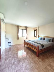 a bedroom with a large bed in a room at บ้านสวยกานต์ชนิต in Ko Yao Noi