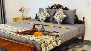 ein Schlafzimmer mit einem Bett mit zwei Schwänen darauf in der Unterkunft Taprobana Island Bliss in Dikwella