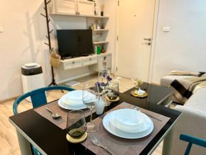 TV a/nebo společenská místnost v ubytování 1BR Apartment with Rooftop Pool - The Base Height Phuket town + 35 fotografií