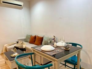 Posezení v ubytování 1BR Apartment with Rooftop Pool - The Base Height Phuket town