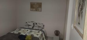 a small room with a bed in a corner at Éden Home Accès Rivière Privée in Goyave