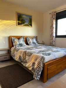 勒唐蓬Ambavilla sea and mountain view的一间卧室，里面有一张木架床 更多9张照片