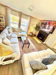 Posezení v ubytování Tranquil 3BR Mountain Hideaway - Step From PSU