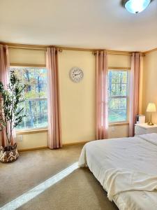 Postel nebo postele na pokoji v ubytování Tranquil 3BR Mountain Hideaway - Step From PSU + 51 fotografií